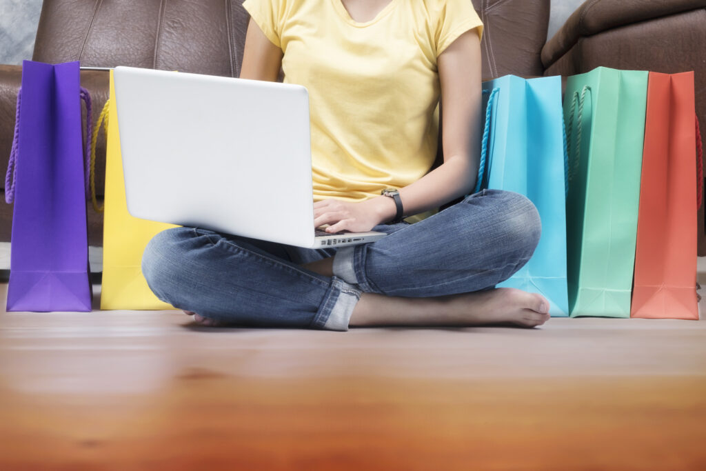 A woman with shopping bags and a laptop. CPD & CRM CareCloud lets you win back customers with automation