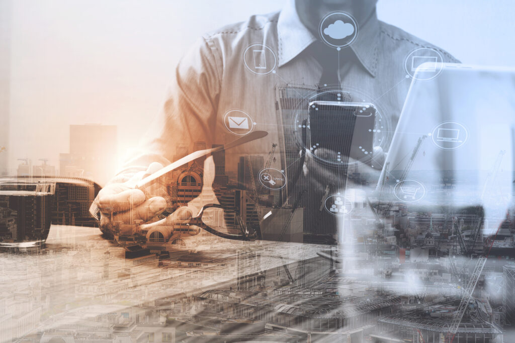 Muž s mobilem. Tvořte omnichannel loyalty s CDP & CRM CareCloud