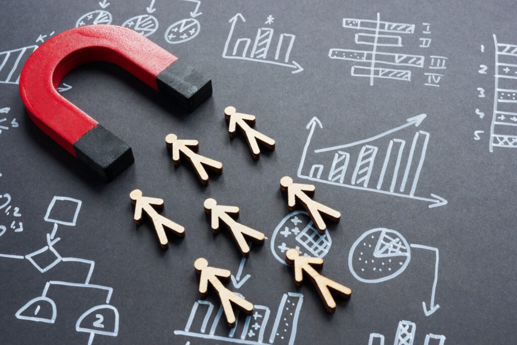 Magnet přitahující lidské figurky symbolizující zákaznickou retenci